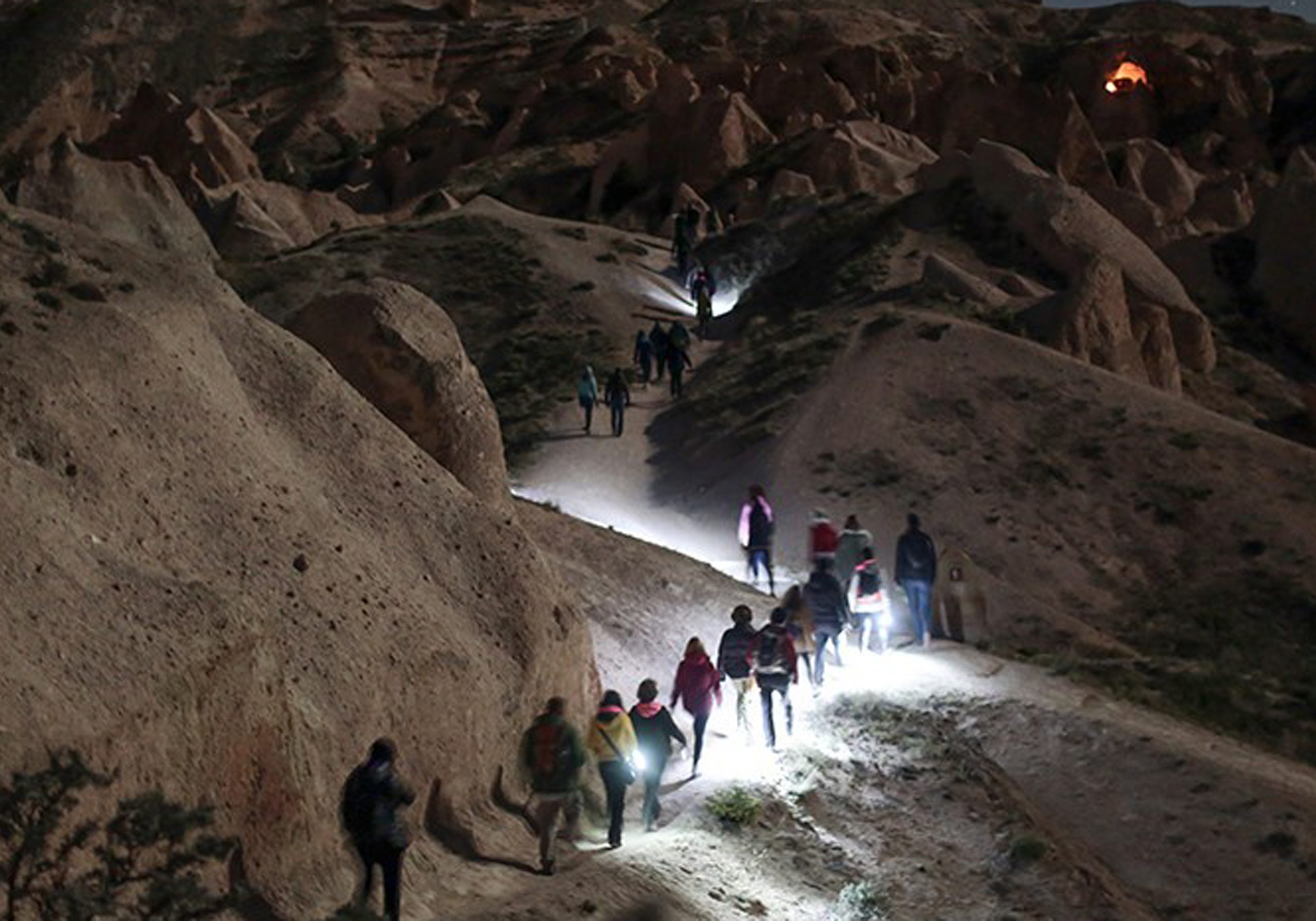 moonlight-cappadocia-kapadokya-dolunay-yuruyusleri (1) moonlight-cappadocia-kapadokya-dolunay-yuruyusleri (1)